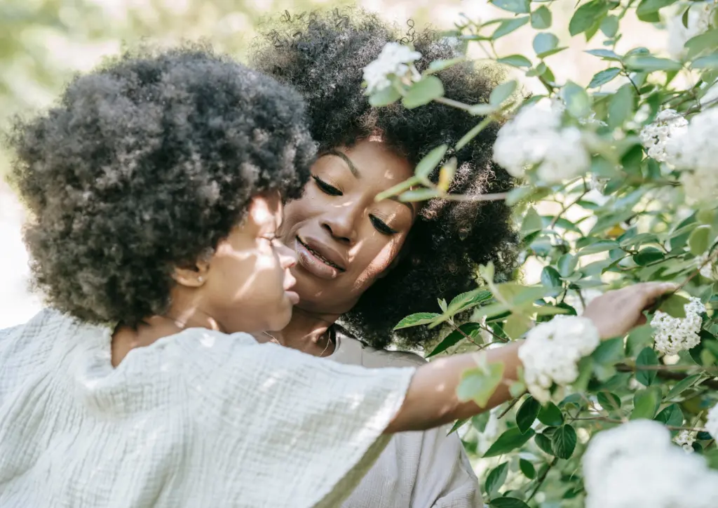 Mère et enfant aux cheveux crépus