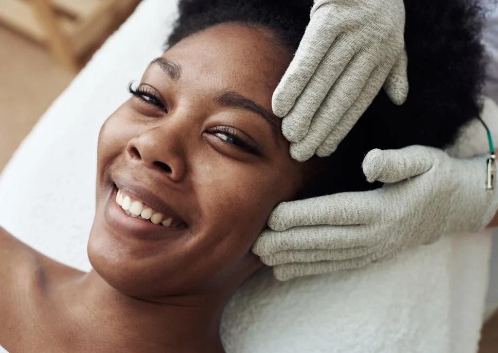 Femme métisse en train de faire un soin du visage