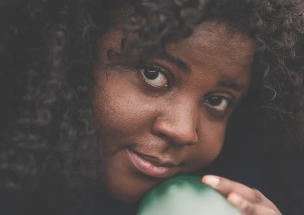 Femme noire aux cheveux bouclés