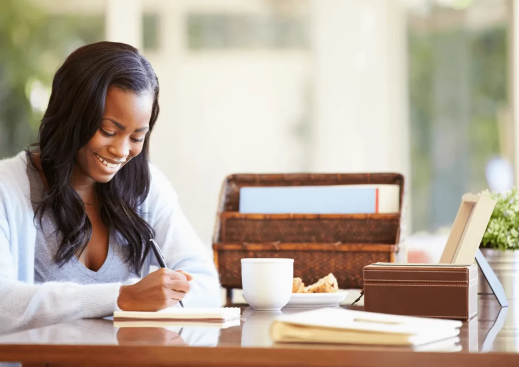 Femme noire qui écrit dans son journal