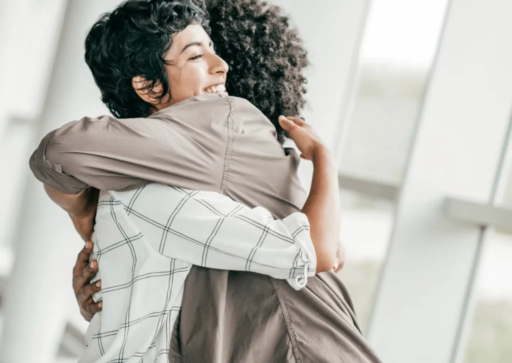 Femmes qui expriment de la gratitude l'une envers l'autre