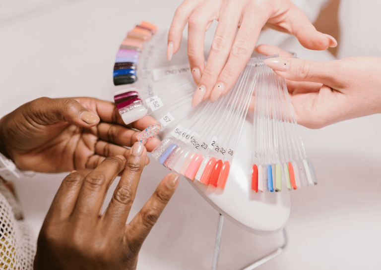 Femme qui choisit la couleur de son vernis à ongles