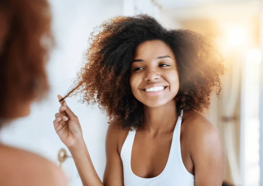 Femme métisse aux cheveux crépus