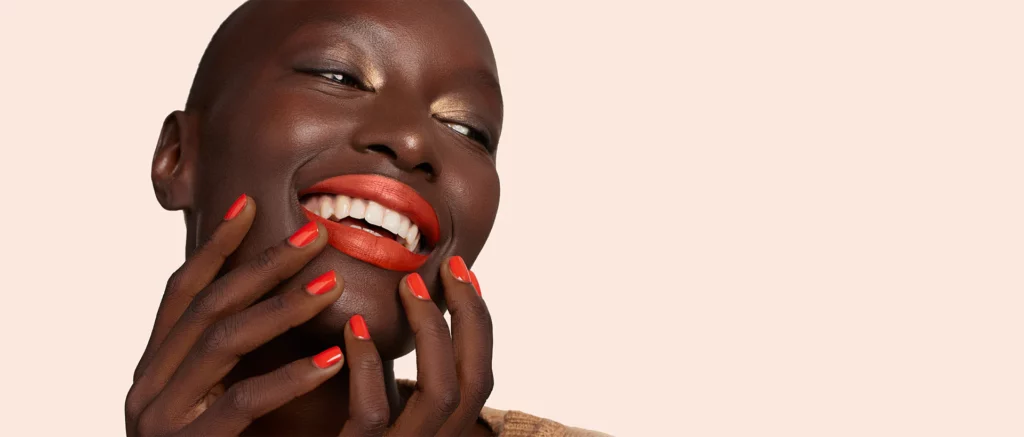 Femme noire ongles rouges. Crédit photo : Manucurist