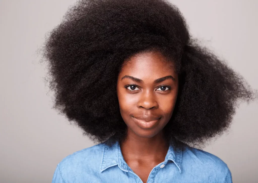 Femme noire aux cheveux crépus 