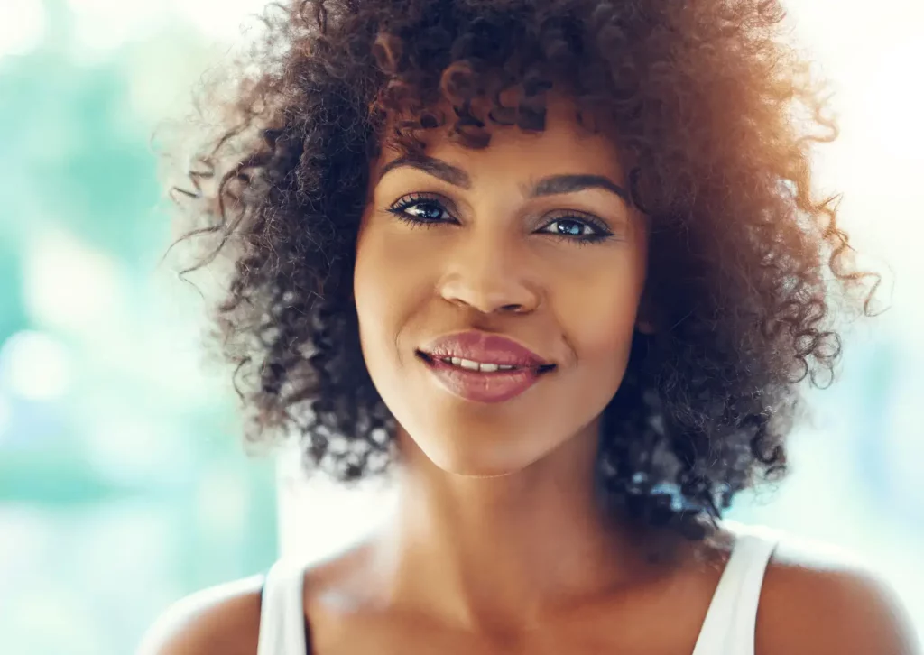 Femme aux cheveux frisés