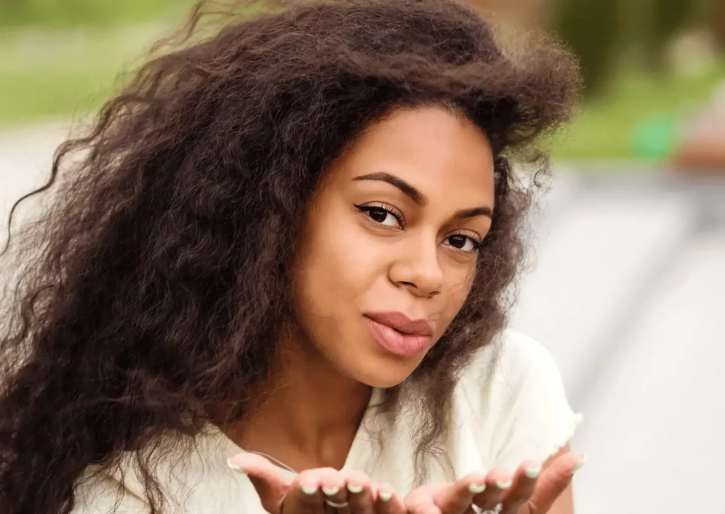 Femme aux cheveux ondulés et épais