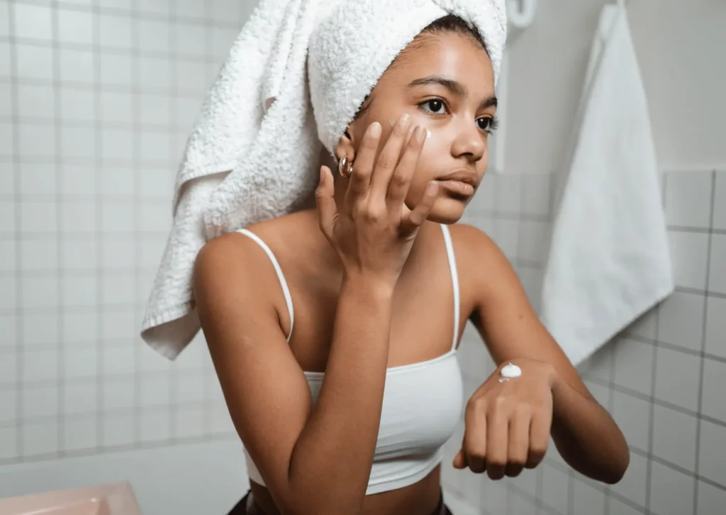 femme métisse qui prend soin de sa peau