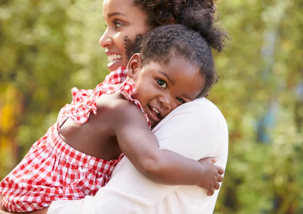 Femme métisse portant son enfant 