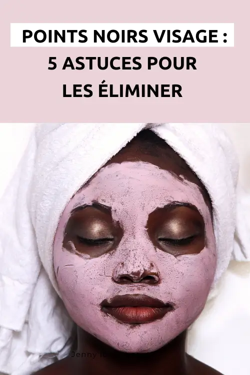 Femme noire qui traite les points noirs sur son visage