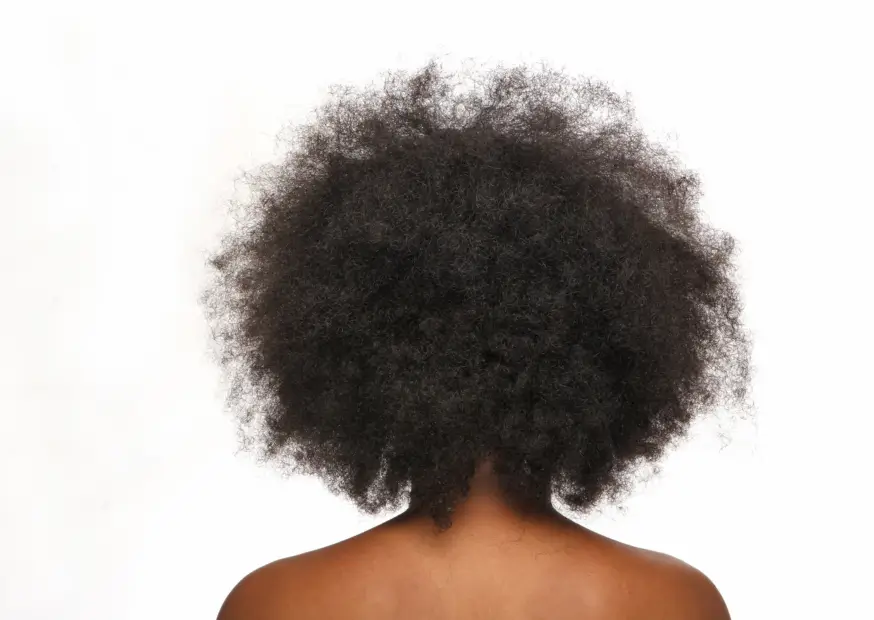 Femme noire aux cheveux crépus