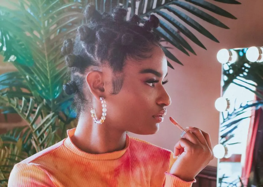 Femme métisse avec des bantu knots