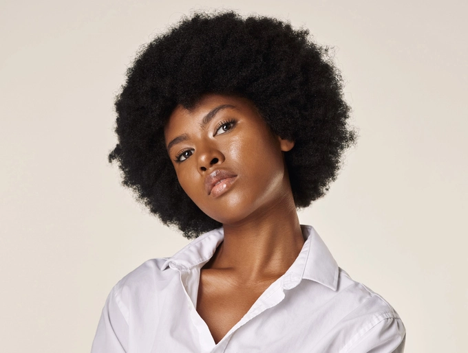 Femme noire avec un afro