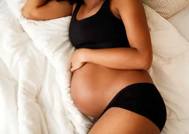 Femme noire enceinte