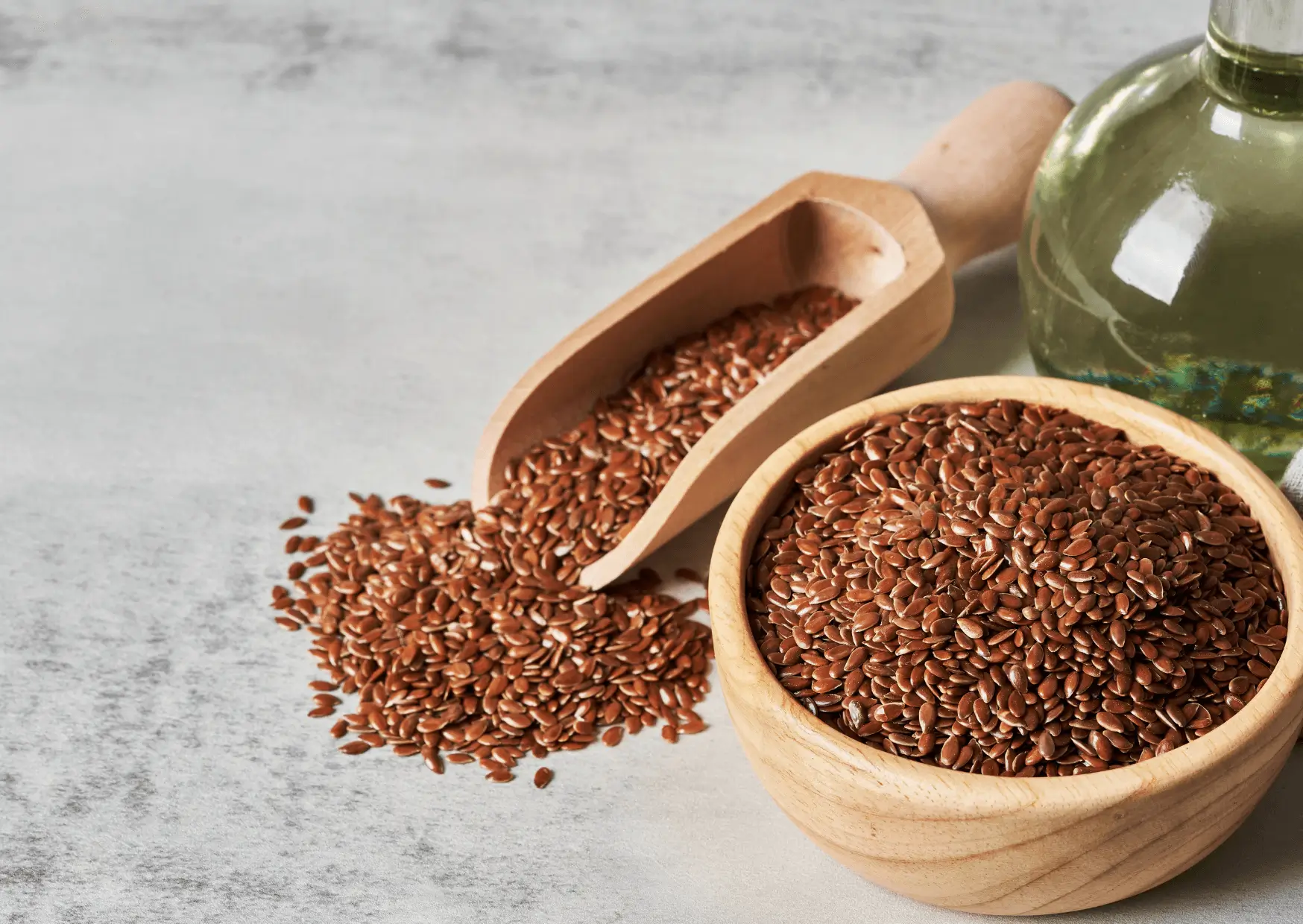 Grains de lin disposées sur une table et dans un bol en bois