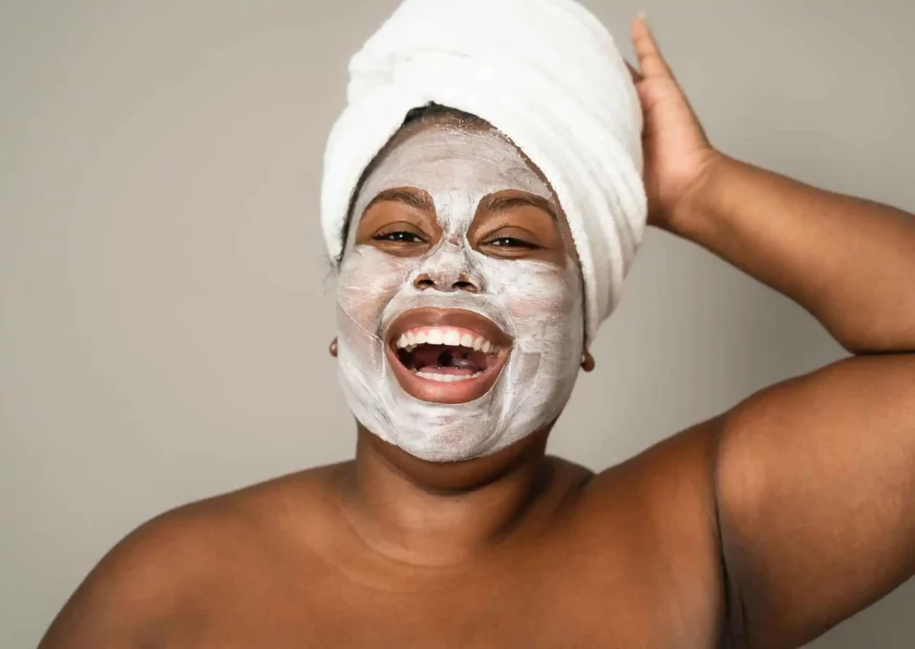 femme noire qui a appliqué un masque sur le visage