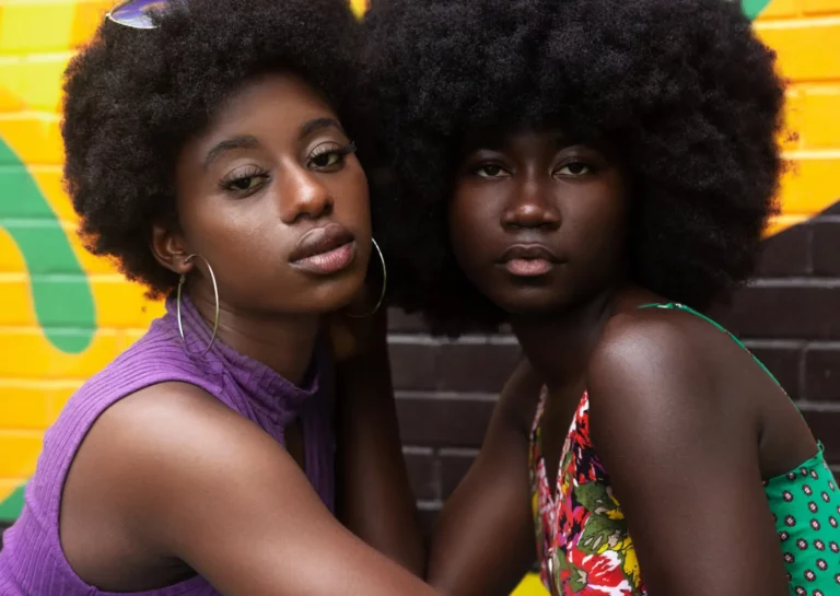 Femmes noires aux cheveux crépus